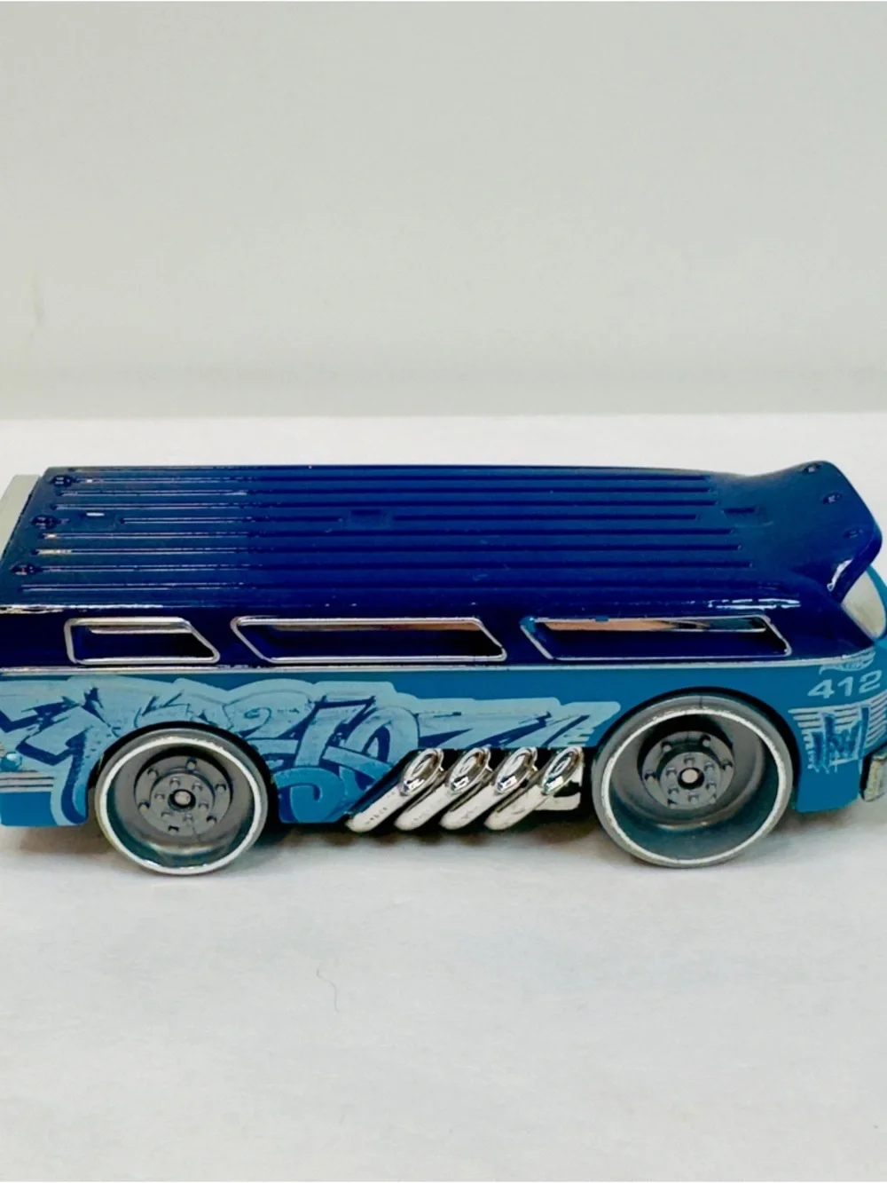 2011 Hot Wheels Mattel Bendy Bus Transporter Vehicle VO146 Loose Blue Toy A